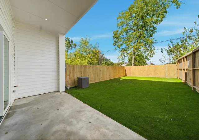 Photo 3 of Single family home for sale at 835 W 25th Street, Houston, TX 77008 | MLS# 87747647 | Listing updated on 2026-09-19