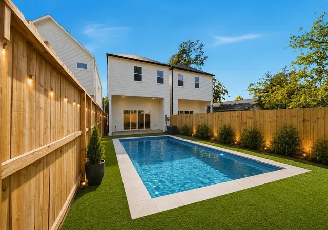 Photo 3 of Single family home for sale at 835 W 25th Street, Houston, TX 77008 | MLS# 87747647 | Listing updated on 2026-09-19