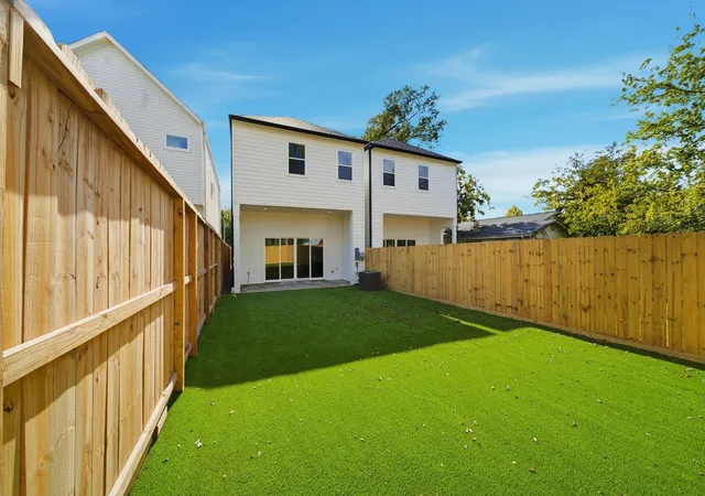 Photo 4 of Single family home for sale at 835 W 25th Street, Houston, TX 77008 | MLS# 87747647 | Listing updated on 2026-09-19