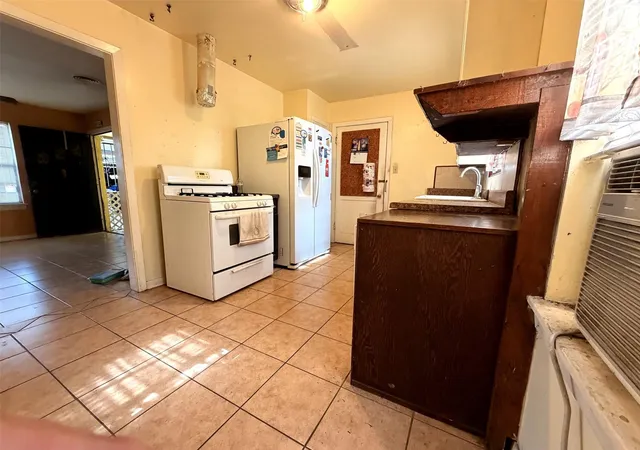 Photo 4 of Single family home for sale at 5902 Leon St, Houston, TX 77009 | MLS# 74990153 | Listing updated on 2026-09-09