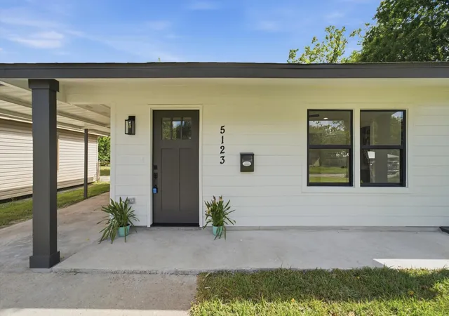 4th image of 5123 Willow Glen Dr, Houston, TX 77033 | MLS# 52431107