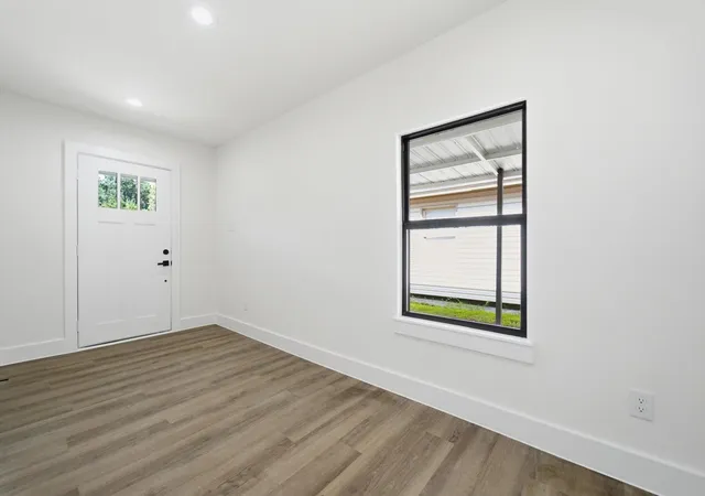 5th image of 5123 Willow Glen Dr, Houston, TX 77033 | MLS# 52431107