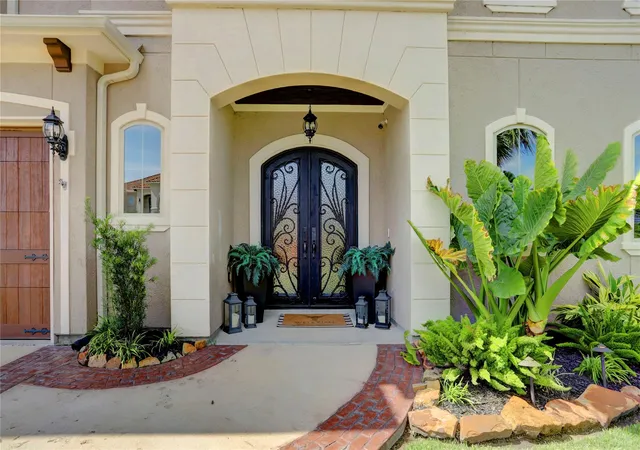 Photo 3 of Single family home for sale at 729 Pegasus Ln, League City, TX 77573 | MLS# 75994084 | Listing updated on 2026-09-01