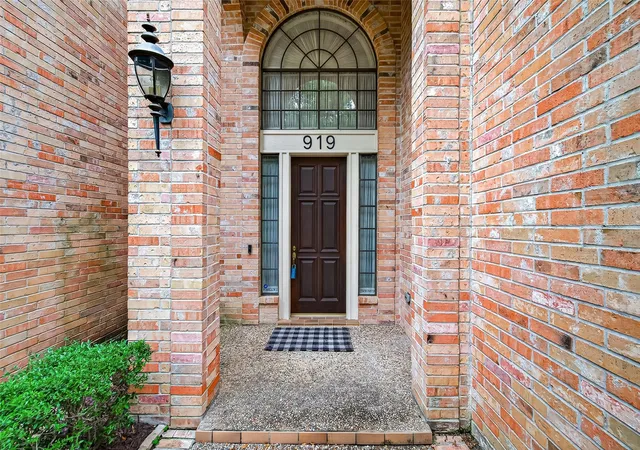 Photo 2 of Single family home for sale at 919 Ivy Pkwy Dr, Houston, TX 77077 | MLS# 97195158 | Listing updated on 2026-08-13