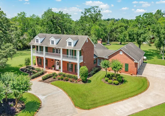 2nd image of 1635 Bayou Dr, Lake Jackson, TX 77566 | MLS# 42531345