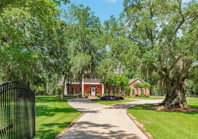 Photo 4 of Single family home for sale at 1635 Bayou Dr, Lake Jackson, TX 77566 | MLS# 42531345 | Listing updated on 2026-09-28