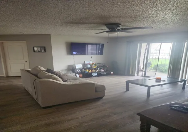 Listing Photo 4 - Condo for sale in building located at 2816 S Bartell Dr, Houston, TX 77054 - Unit #4