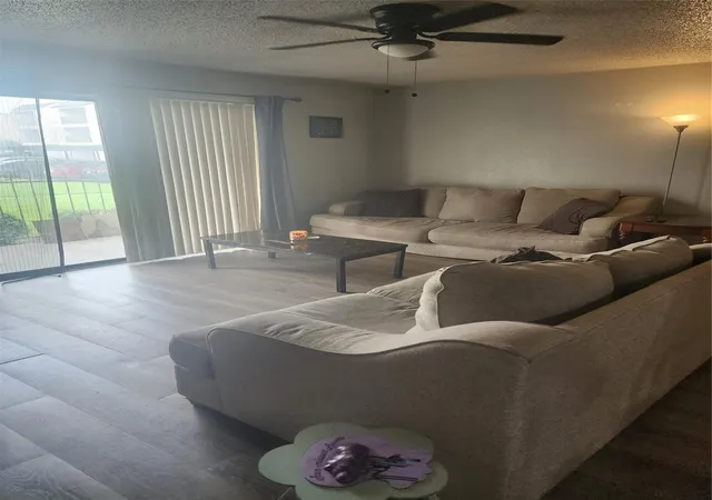 Listing Photo 5 - Condo for sale in building located at 2816 S Bartell Dr, Houston, TX 77054 - Unit #4