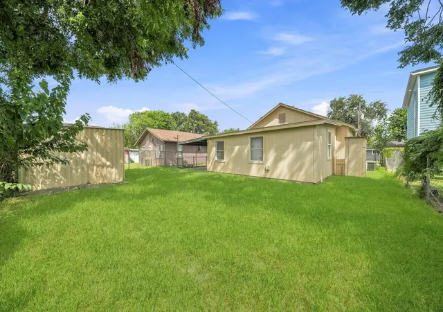 10th image of 605 W Cleveland St, Baytown, TX 77520 | MLS# 27408864