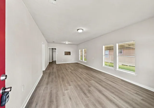 2nd image of 605 W Cleveland St, Baytown, TX 77520 | MLS# 27408864