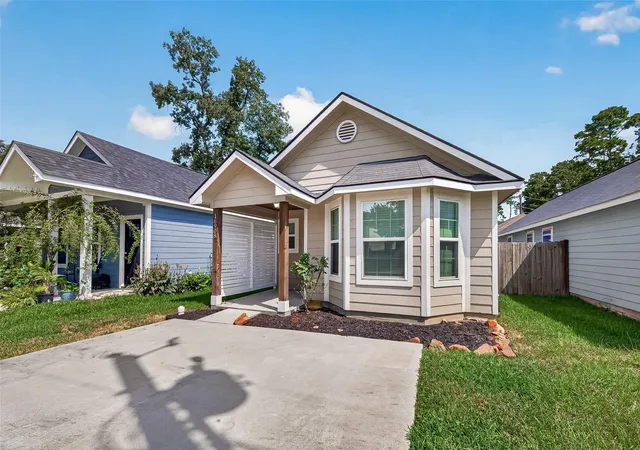 Photo 2 of Single family home for sale at 16908 W Juneau, Montgomery, TX 77316 | MLS# 18749747 | Listing updated on 2026-08-13