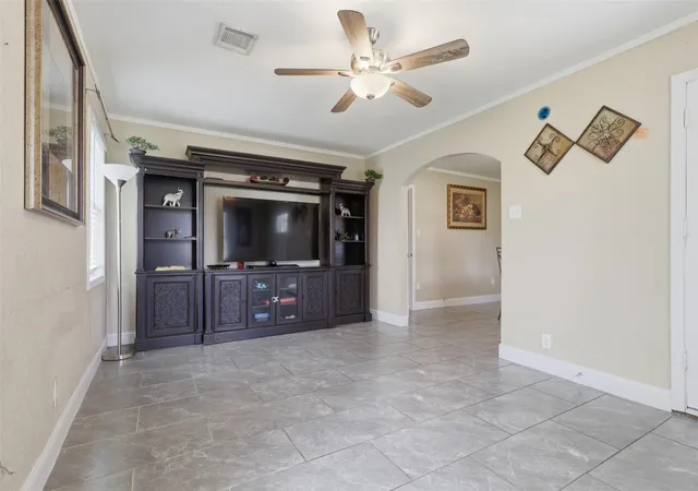 5th image of 710 W Virginia St, Houston, TX 77076 | MLS# 87365470