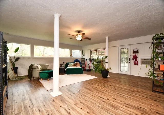 Photo 4 of Single family home for sale at 2019 N Thompson St, Conroe, TX 77301 | MLS# 40546199 | Listing updated on 2026-08-17