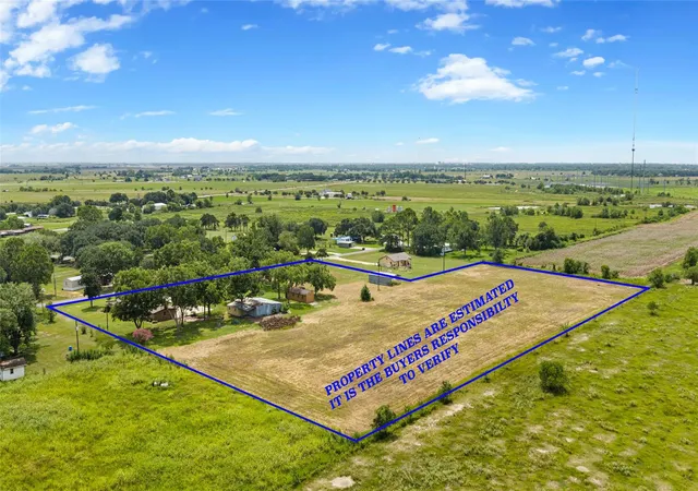 Photo 3 of Single family home for sale at 215 Lakeview Ln, El Campo, TX 77437 | MLS# 60781305 | Listing updated on 2026-09-16