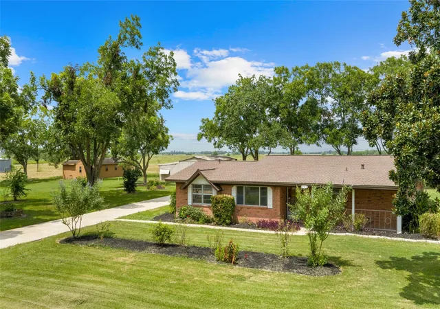 Photo 3 of Single family home for sale at 215 Lakeview Ln, El Campo, TX 77437 | MLS# 60781305 | Listing updated on 2026-09-16