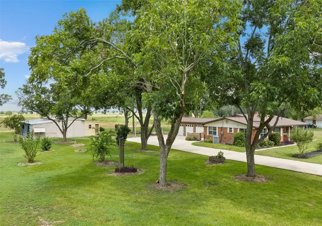 Photo 4 of Single family home for sale at 215 Lakeview Ln, El Campo, TX 77437 | MLS# 60781305 | Listing updated on 2026-09-16