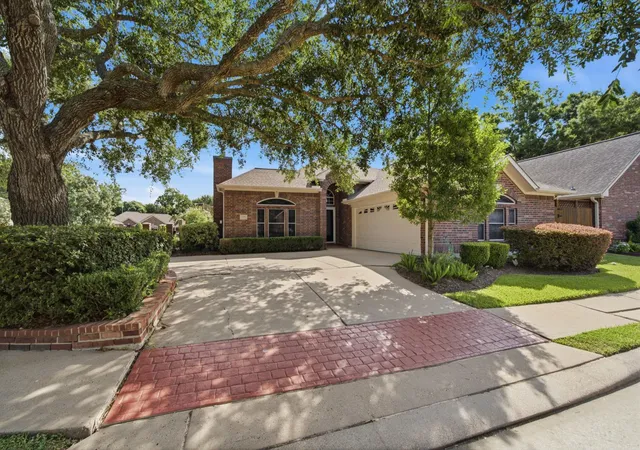 3rd image of 515 Pine Ridge Ct, Friendswood, TX 77546 | MLS# 33086891
