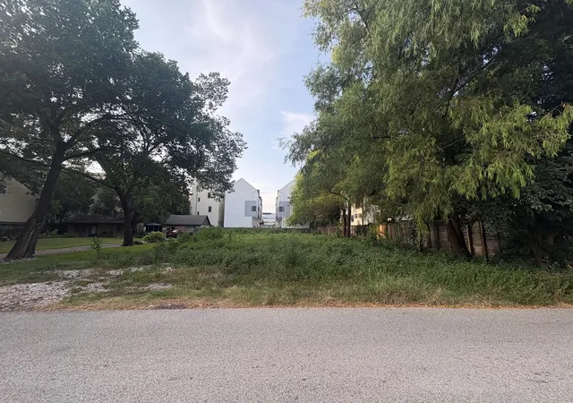 2nd image of 1121 W 15th 1/2 St, Houston, TX 77008 | MLS# 97043228