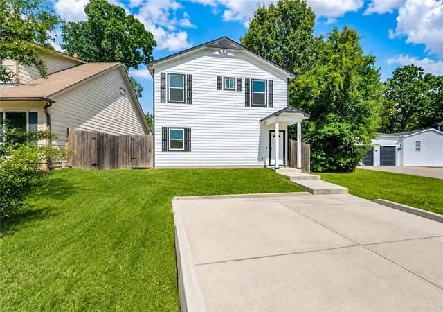 Photo 2 of Single family home for sale at 849 Queenswood, Montgomery, TX 77316 | MLS# 29087067 | Listing updated on 2026-09-06