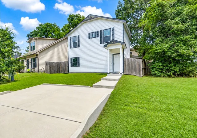 Photo 2 of Single family home for sale at 849 Queenswood, Montgomery, TX 77316 | MLS# 29087067 | Listing updated on 2026-09-06