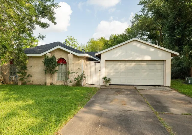 1st image of 2427 Fairgreen Dr, Missouri City, TX 77489 | MLS# 93225089