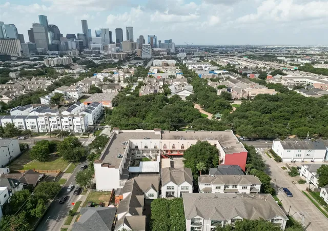 2nd image of 1602 Elgin St St, Houston, TX 77004