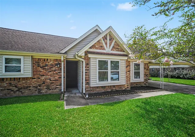 3rd image of 1909 Adams St, Alvin, TX 77511 | MLS# 23084962