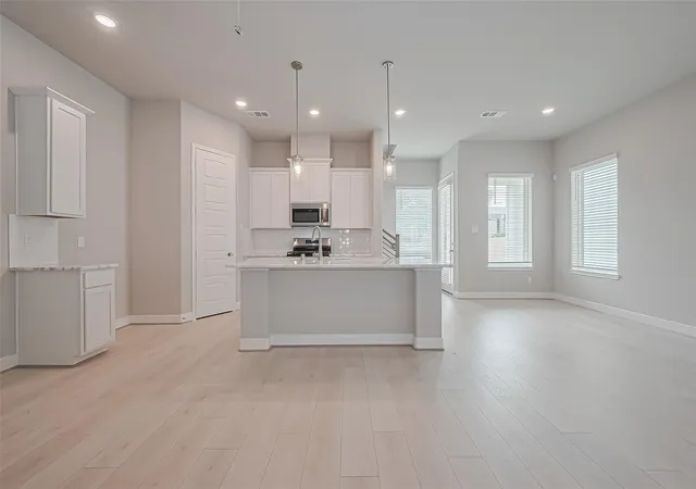 5th image of 8917 Grovner Pl, Houston, TX 77055 | MLS# 21849003