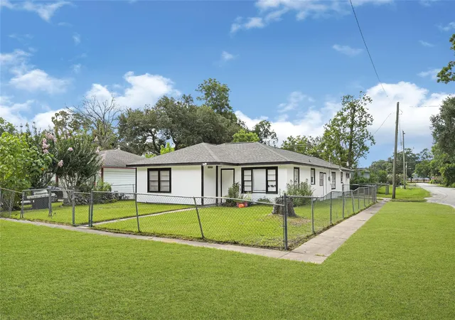 1st image of 1033 W Snyder St, Alvin, TX 77511 | MLS# 51568974