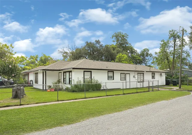 2nd image of 1033 W Snyder St, Alvin, TX 77511 | MLS# 51568974