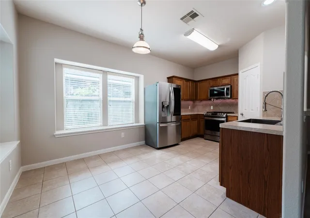 Photo 4 of Sale Pending at 1004 Summer Wood Blvd, Conroe, TX 77303 | MLS# 70919806 | Listing updated on 2026-09-10