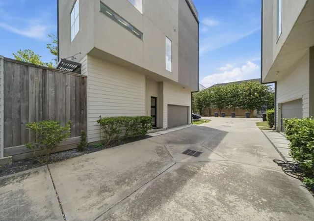 Photo 3 of Single family home for sale at 1221 W 17th Street, Houston, TX 77008 | MLS# 64697298 | Listing updated on 2026-08-11