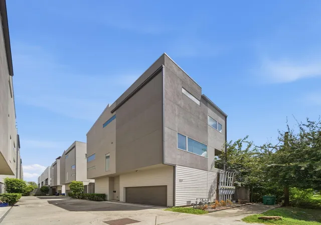 Photo 3 of Single family home for sale at 1221 W 17th Street, Houston, TX 77008 | MLS# 64697298 | Listing updated on 2026-08-11