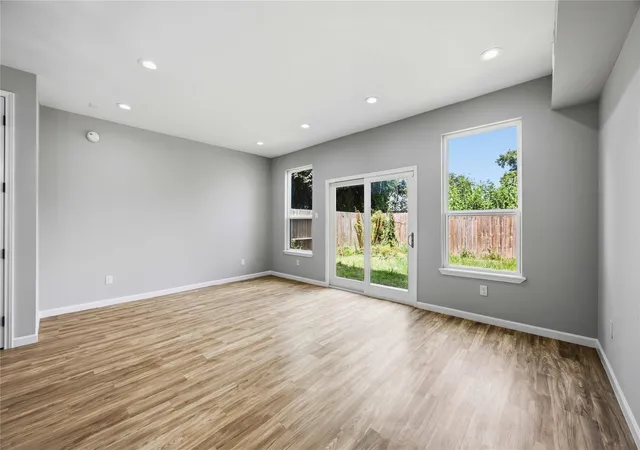 Listing Photo 4 - Condo for sale in building located at 6524 & 6526 Tuskegee St, Houston, TX 77091