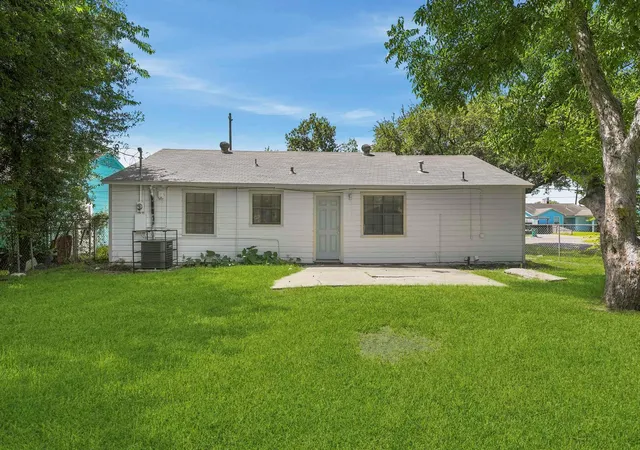 14th image of 2401 Windsor Ln, Pasadena, TX 77506 | MLS# 16581433
