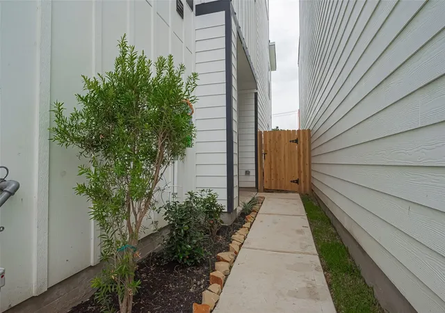 2nd image of 1609 Regents Ct, Houston, TX 77055 | MLS# 27967187