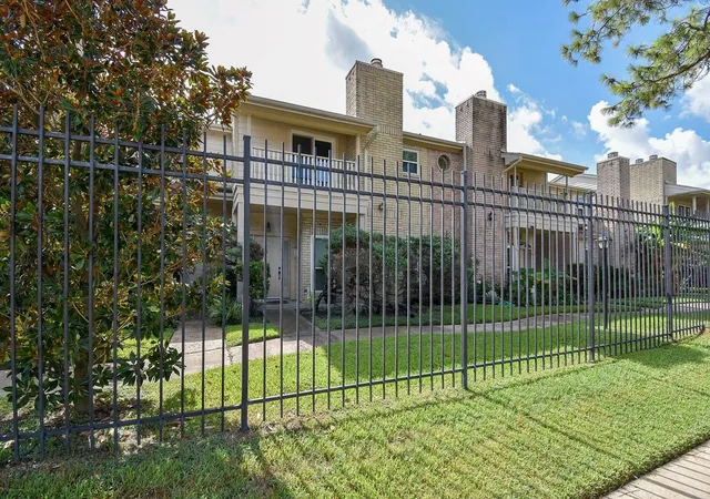 2nd image of 800 Country Pl Dr #502, Houston, TX 77079 | MLS# 52851639