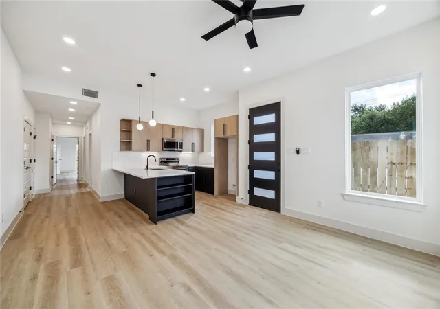 2nd image of 428 Calloway St, Houston, TX 77029