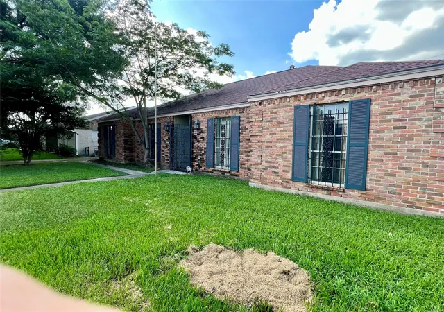 Photo 1 of Sale Pending at 2207 Droxford Dr, Houston, TX 77008 | MLS# 92550856 | Listing updated on 2026-08-25