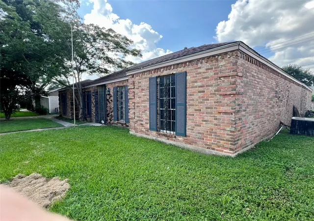 Photo 2 of Sale Pending at 2207 Droxford Dr, Houston, TX 77008 | MLS# 92550856 | Listing updated on 2026-08-25
