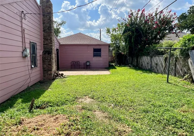 Photo 3 of Sale Pending at 2207 Droxford Dr, Houston, TX 77008 | MLS# 92550856 | Listing updated on 2026-08-25