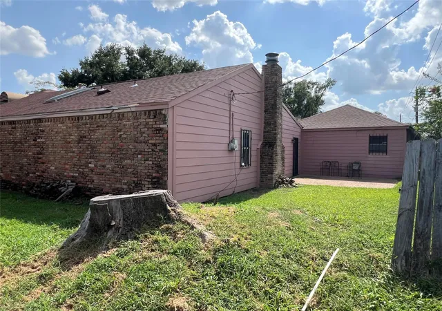 Photo 3 of Sale Pending at 2207 Droxford Dr, Houston, TX 77008 | MLS# 92550856 | Listing updated on 2026-08-25