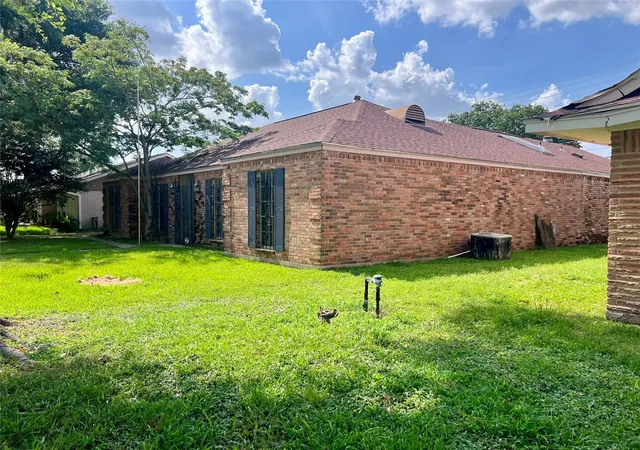 Photo 4 of Sale Pending at 2207 Droxford Dr, Houston, TX 77008 | MLS# 92550856 | Listing updated on 2026-08-25