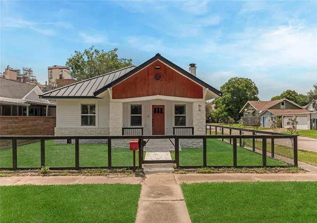 Photo 3 of Single family home for sale at 402 Hunt St, Houston, TX 77003 | MLS# 7752430 | Listing updated on 2026-08-13