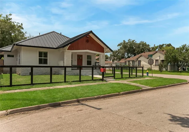 Photo 3 of Single family home for sale at 402 Hunt St, Houston, TX 77003 | MLS# 7752430 | Listing updated on 2026-08-13