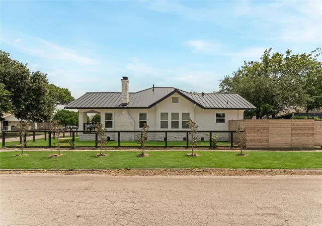 Photo 4 of Single family home for sale at 402 Hunt St, Houston, TX 77003 | MLS# 7752430 | Listing updated on 2026-08-13