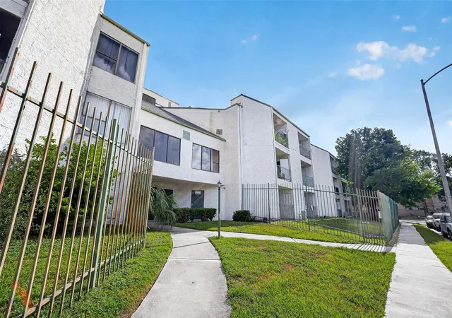 2nd image of 2814 S Bartell Dr #9, Houston, TX 77054 | MLS# 12969730
