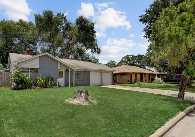 Photo 2 of Single family home for sale at 5843 Shurmard Dr, Houston, TX 77092 | MLS# 33725025 | Listing updated on 2026-09-11