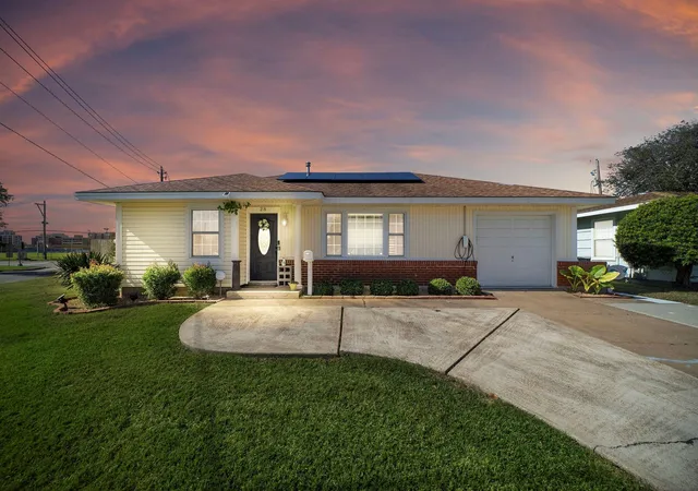 Photo 1 of Single family home for sale at 28 Manor Way, Galveston, TX 77550 | MLS# 48803682 | Listing updated on 2026-08-15