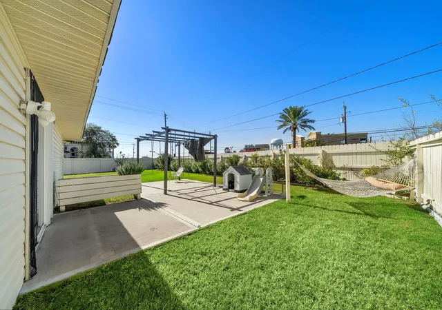Photo 3 of Single family home for sale at 28 Manor Way, Galveston, TX 77550 | MLS# 48803682 | Listing updated on 2026-08-15